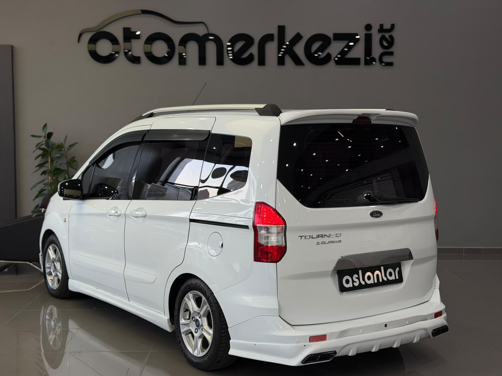 FORD TOURNEOCOURIER 15