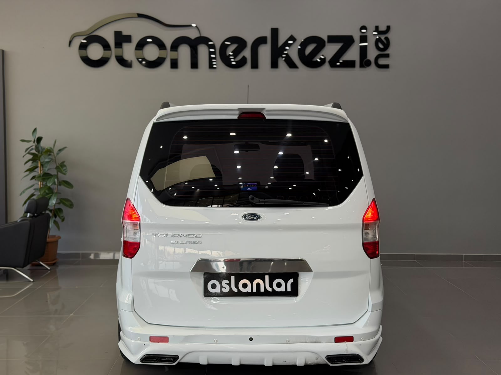 FORD TOURNEOCOURIER 16