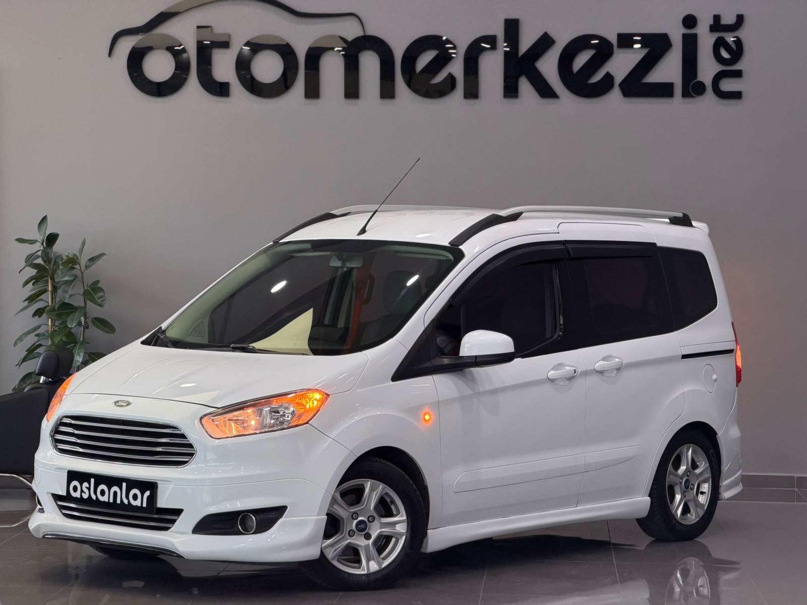 FORD TOURNEOCOURIER 17