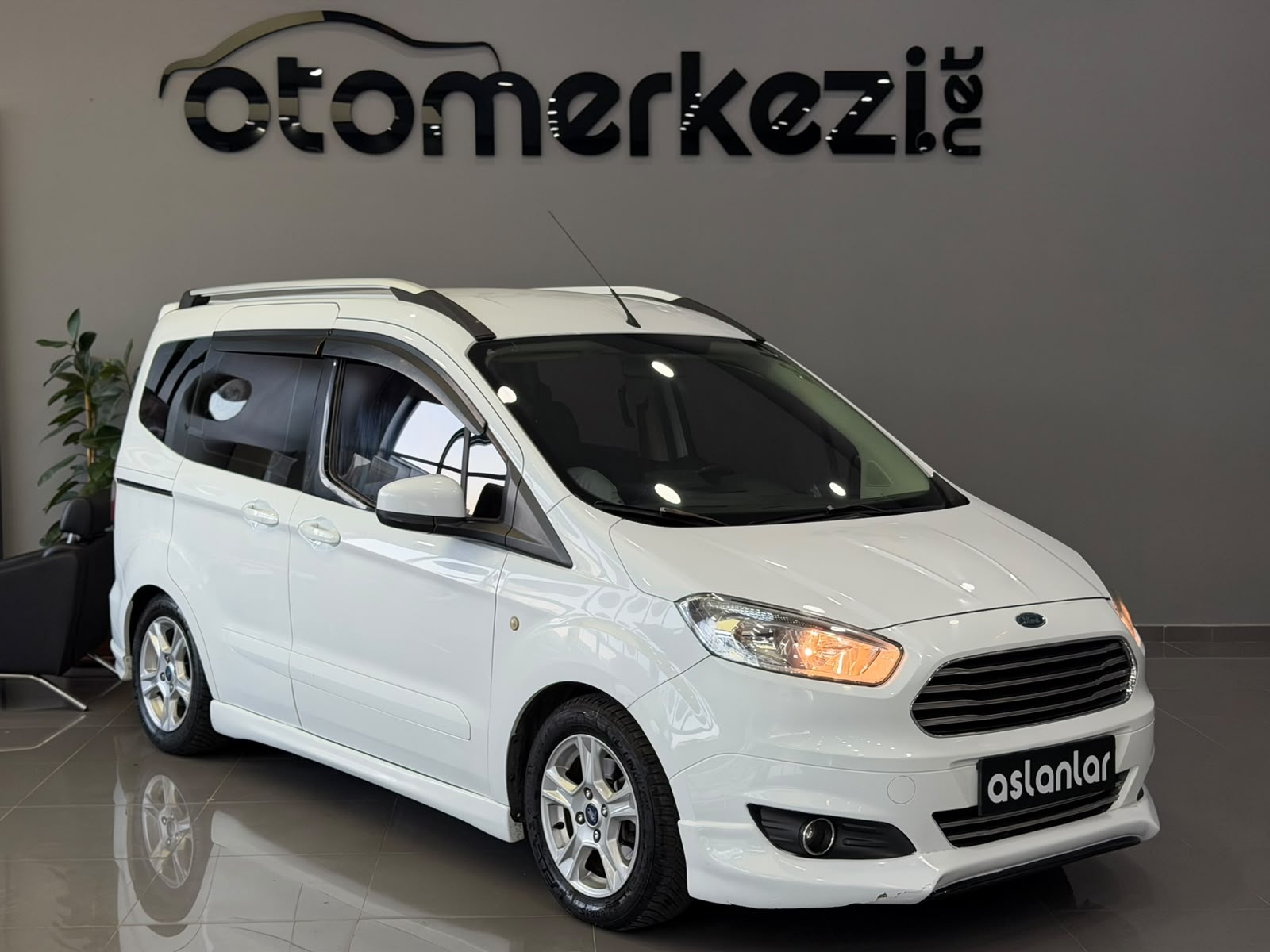 FORD TOURNEOCOURIER 25