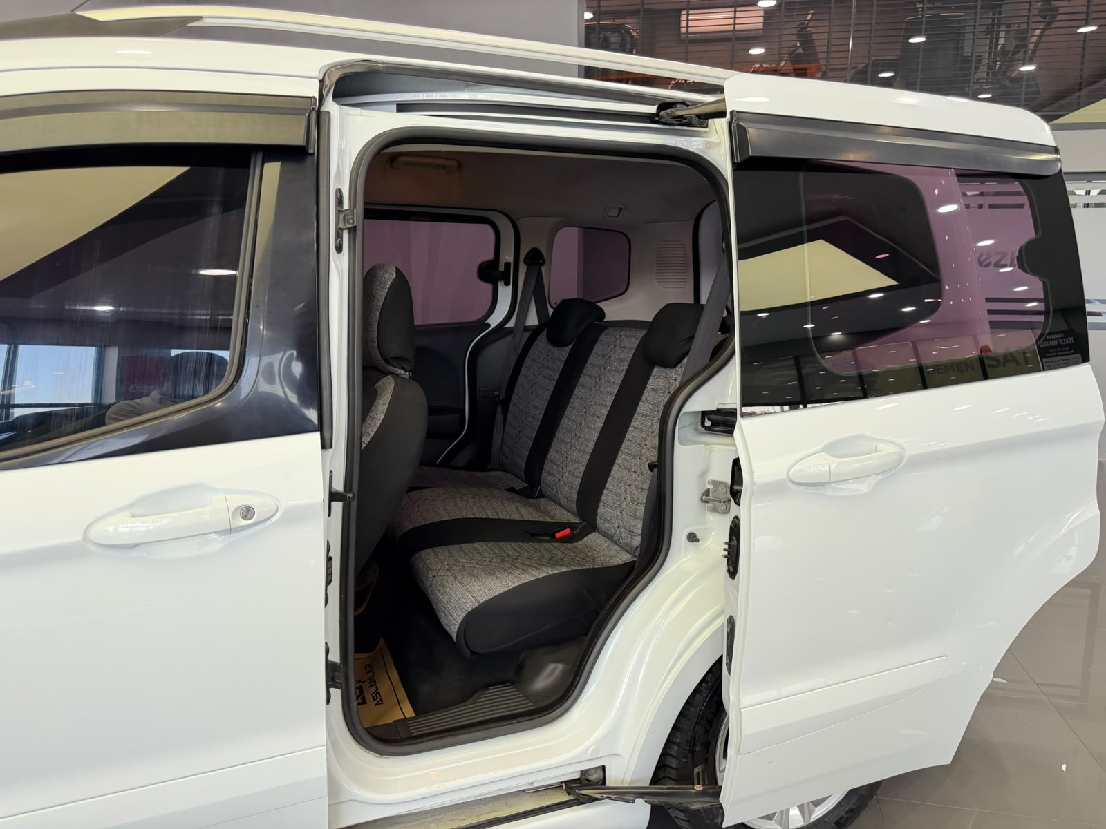FORD TOURNEOCOURIER 27