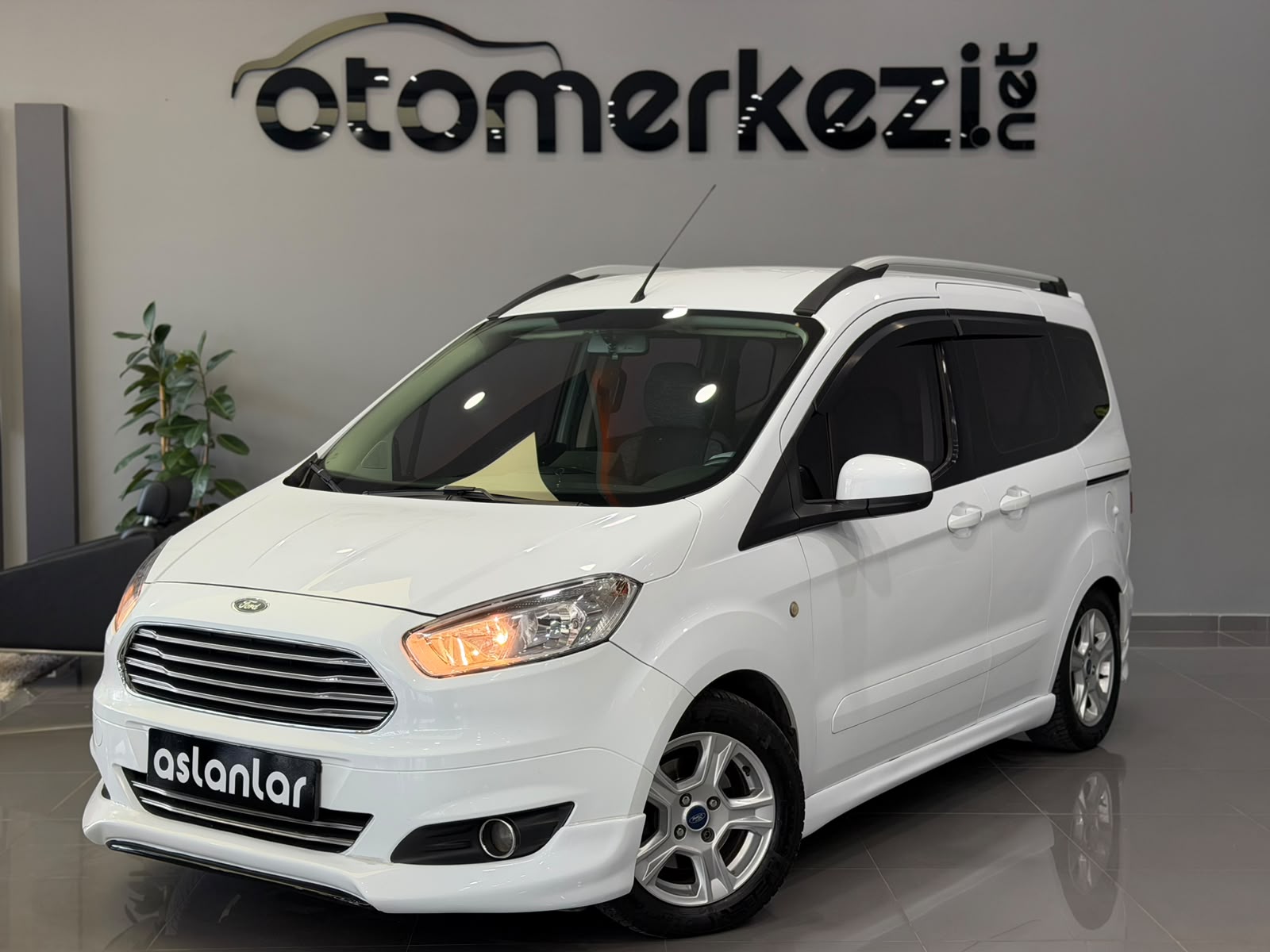FORD TOURNEOCOURIER 28