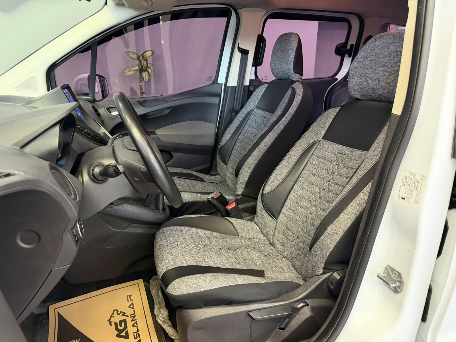 FORD TOURNEOCOURIER 29