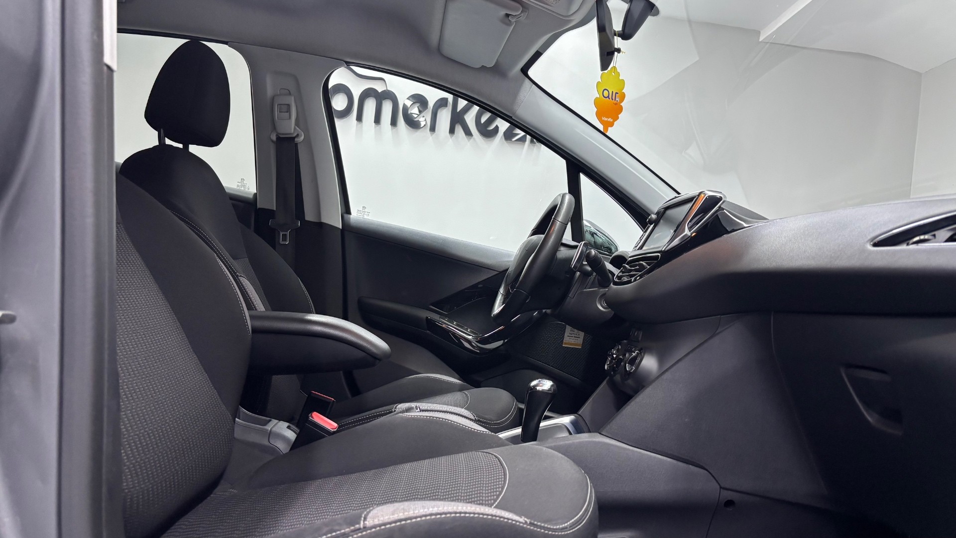 PEUGEOT 208 17