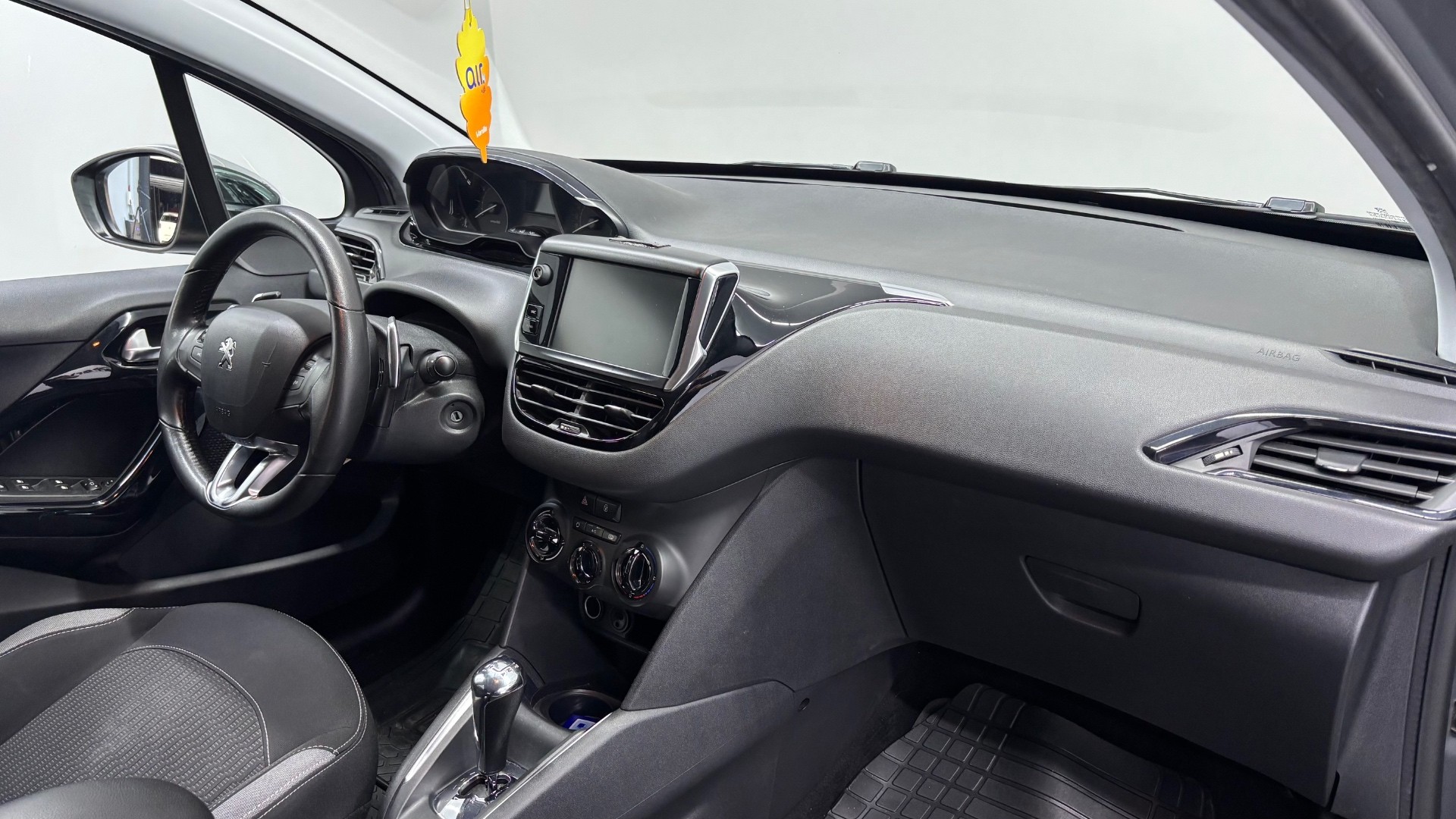 PEUGEOT 208 18