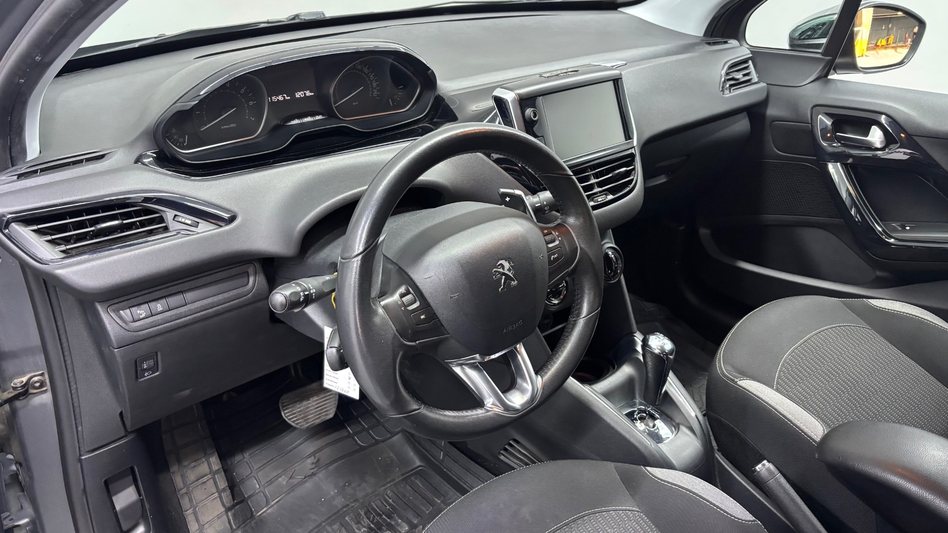 PEUGEOT 208 21