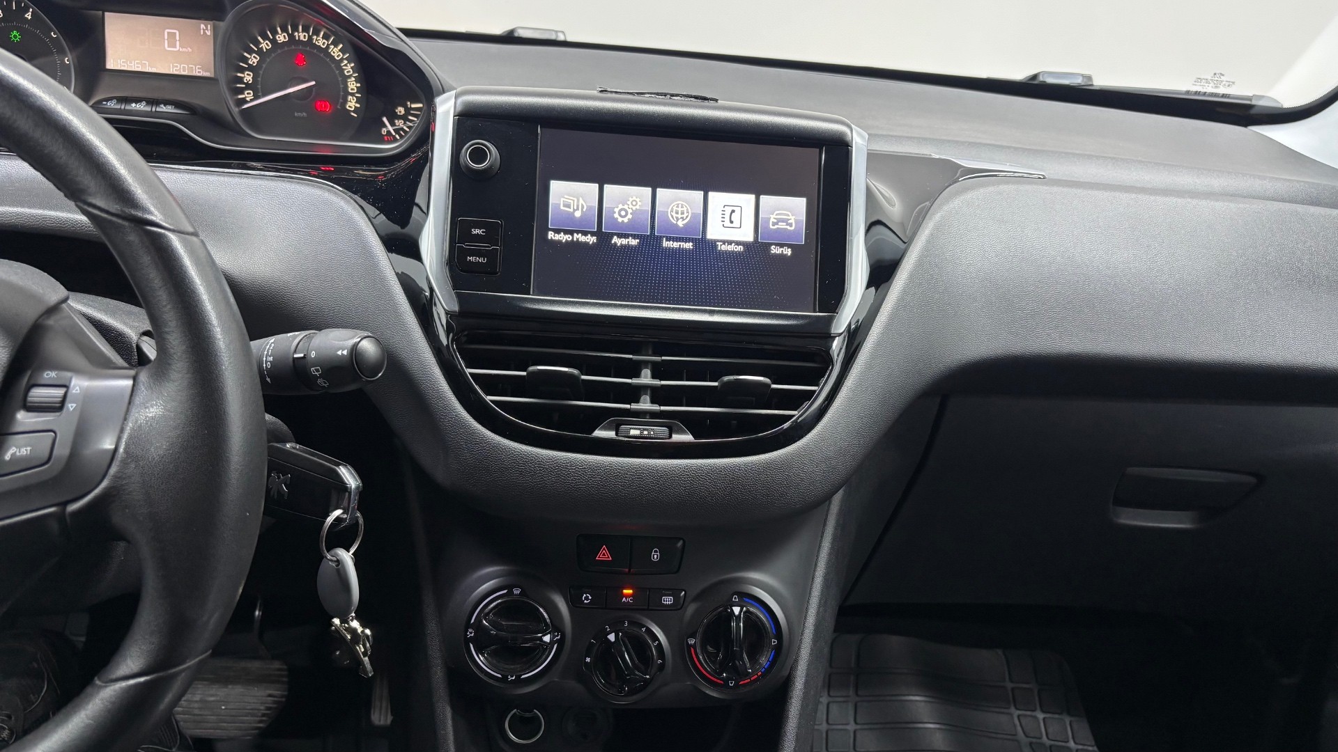 PEUGEOT 208 22