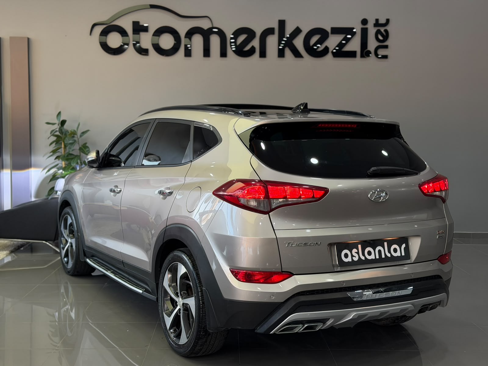 HYUNDAI TUCSON 4