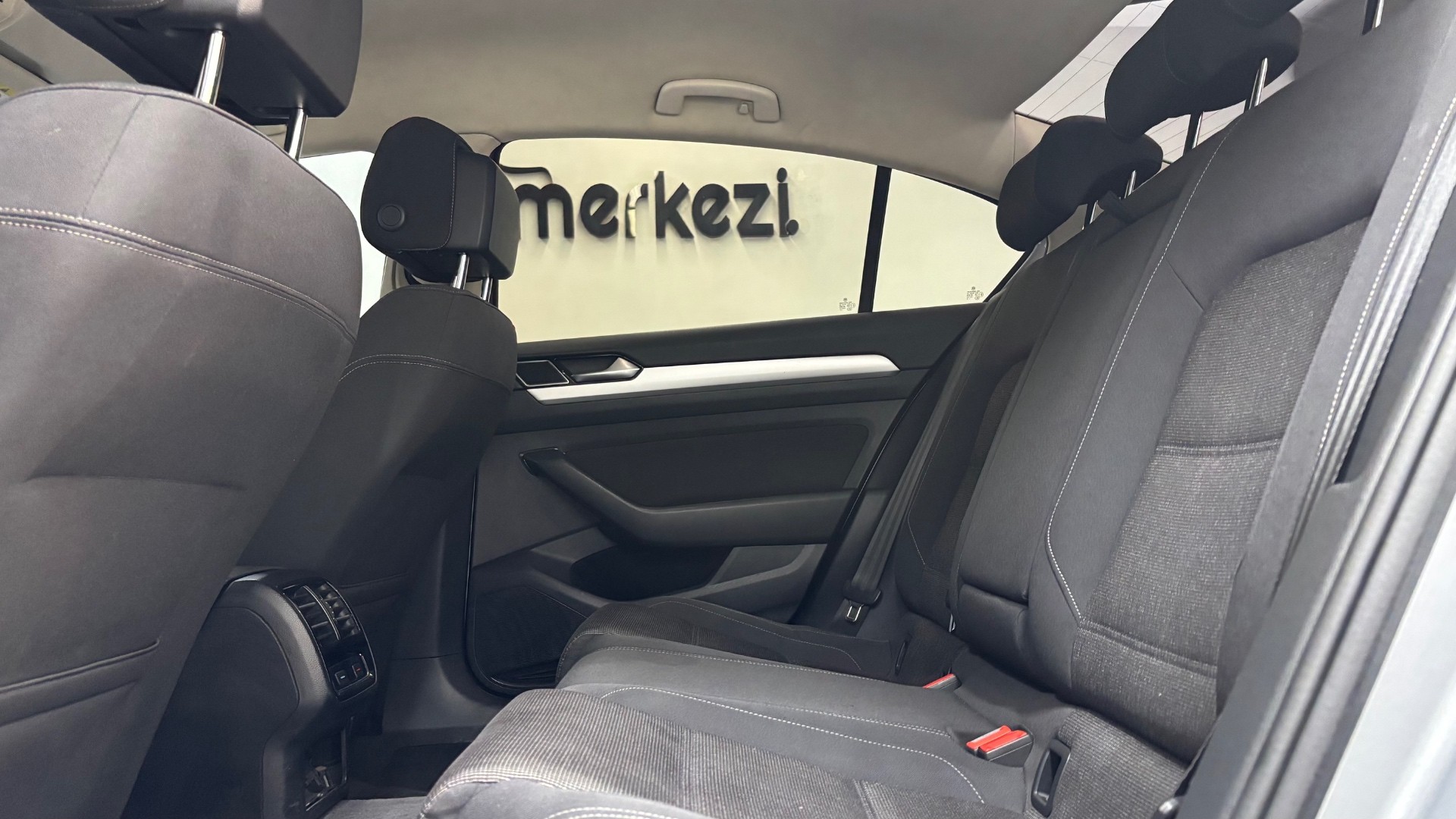VOLKSWAGEN PASSAT 8