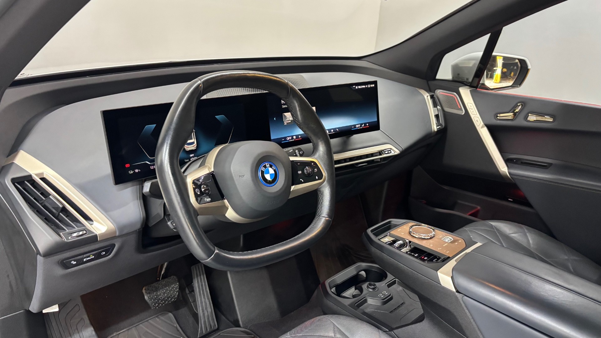 BMW iX 28