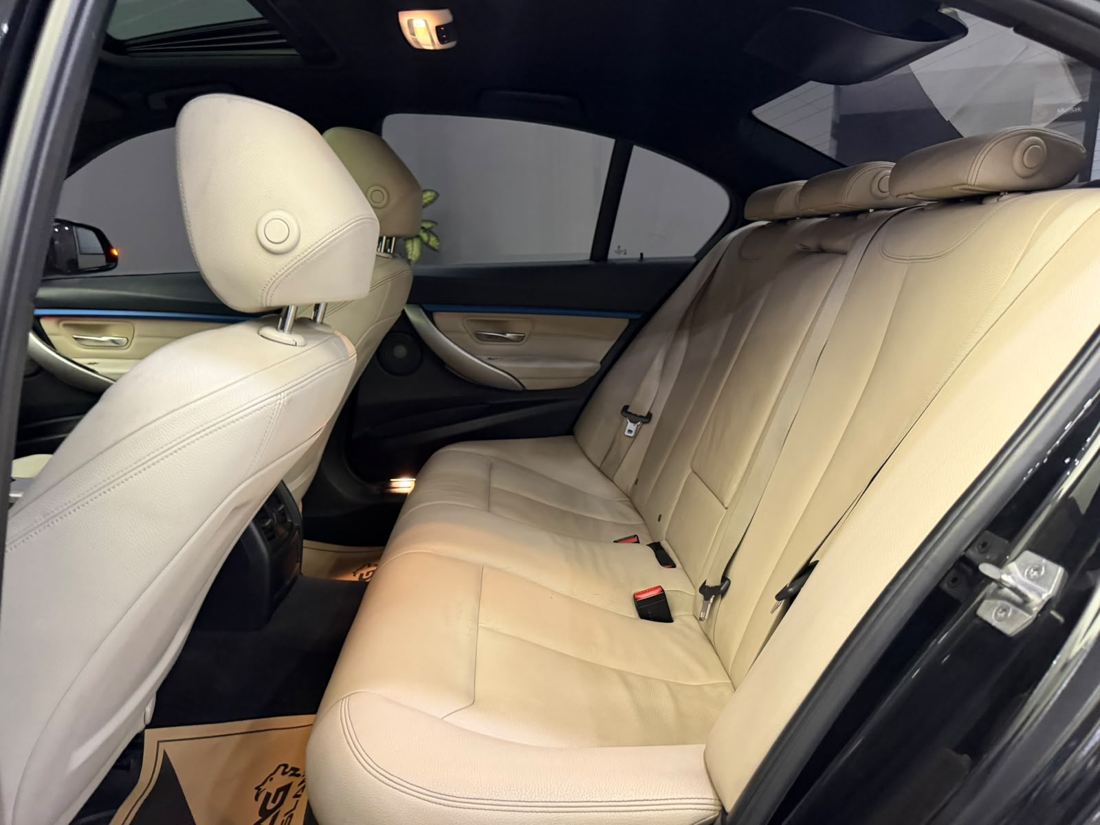BMW 320i 11