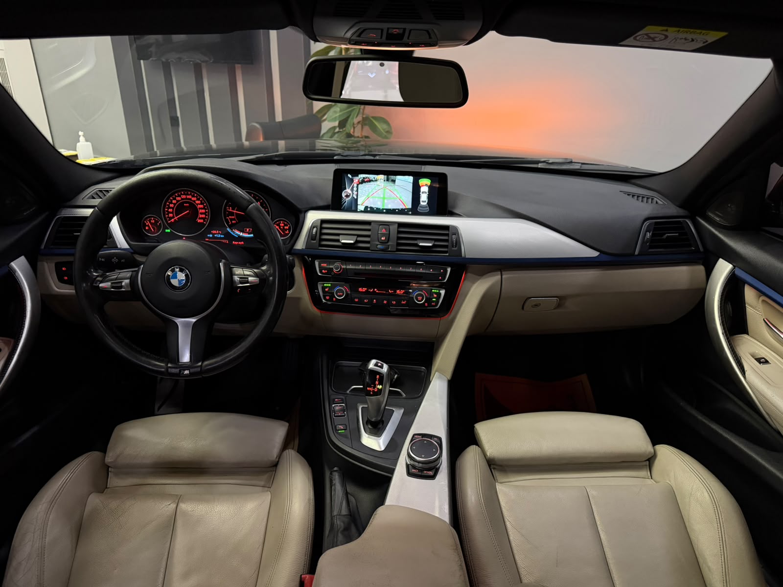 BMW 320i 12