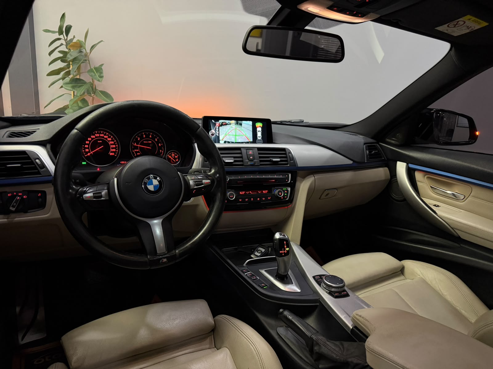 BMW 320i 13