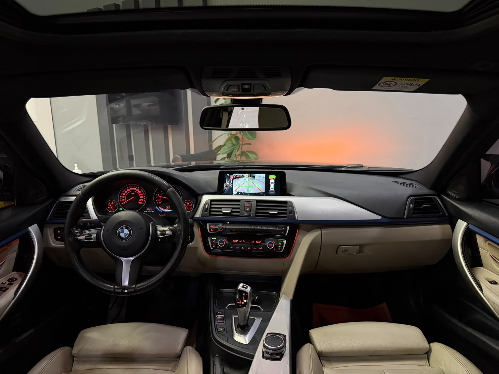 BMW 320i 23