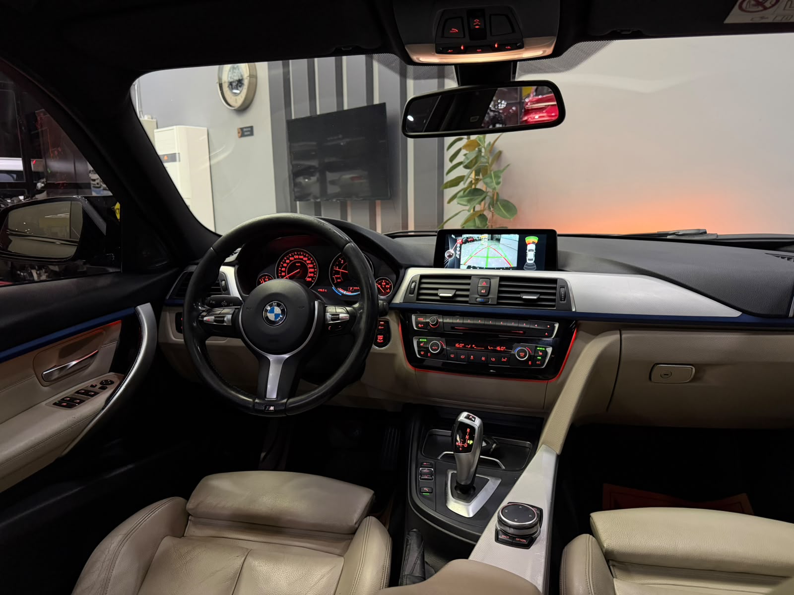 BMW 320i 37