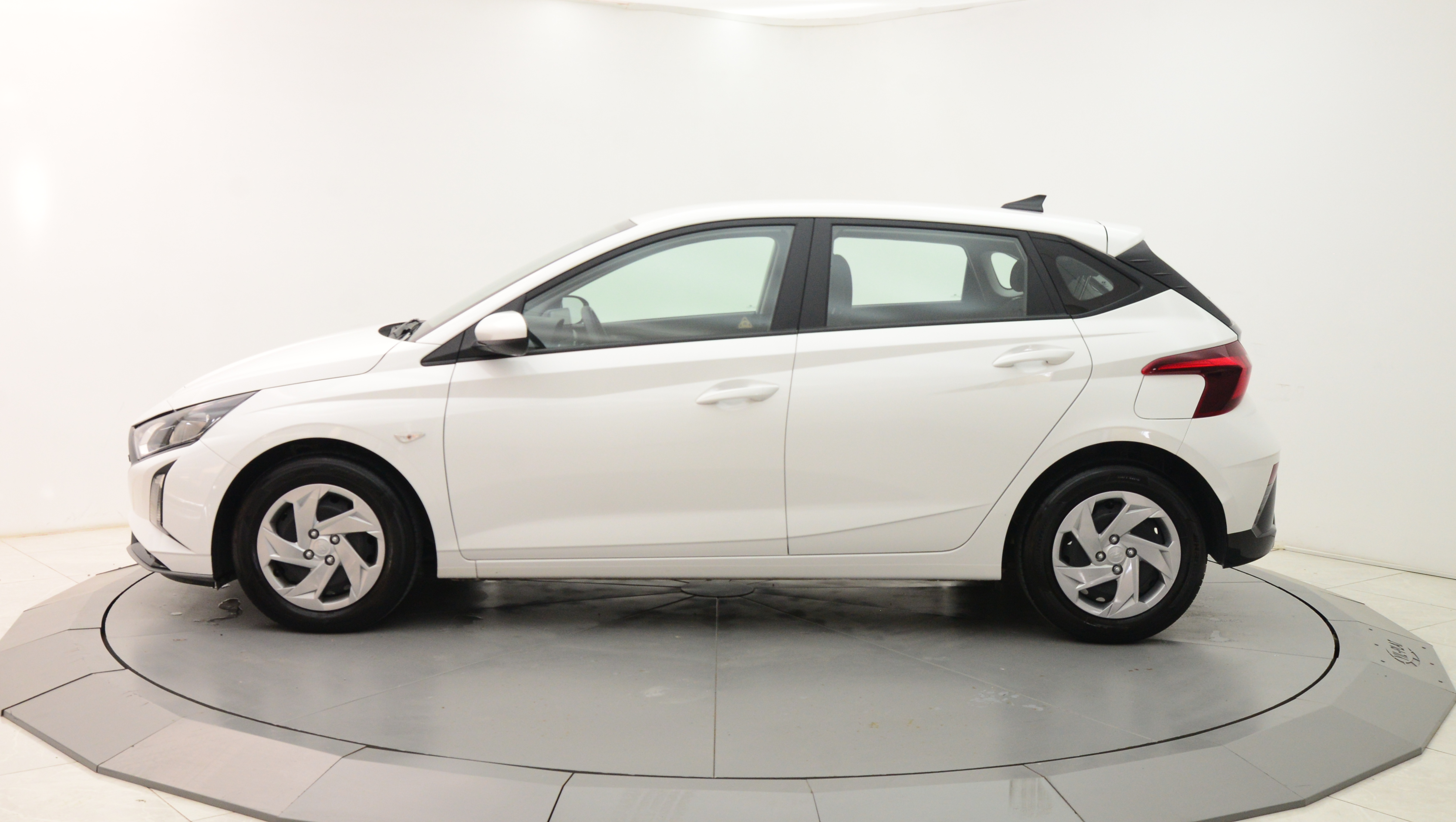 HYUNDAI i20 8