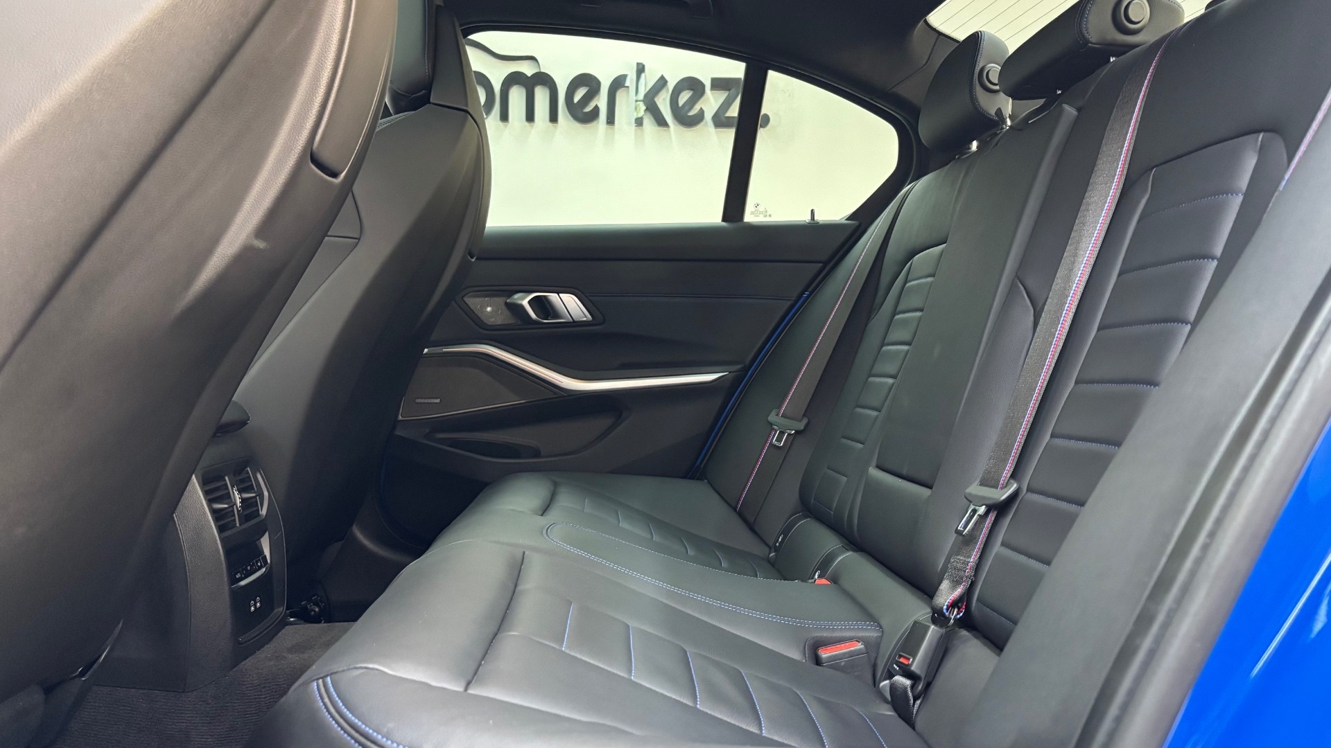 BMW 320i 23