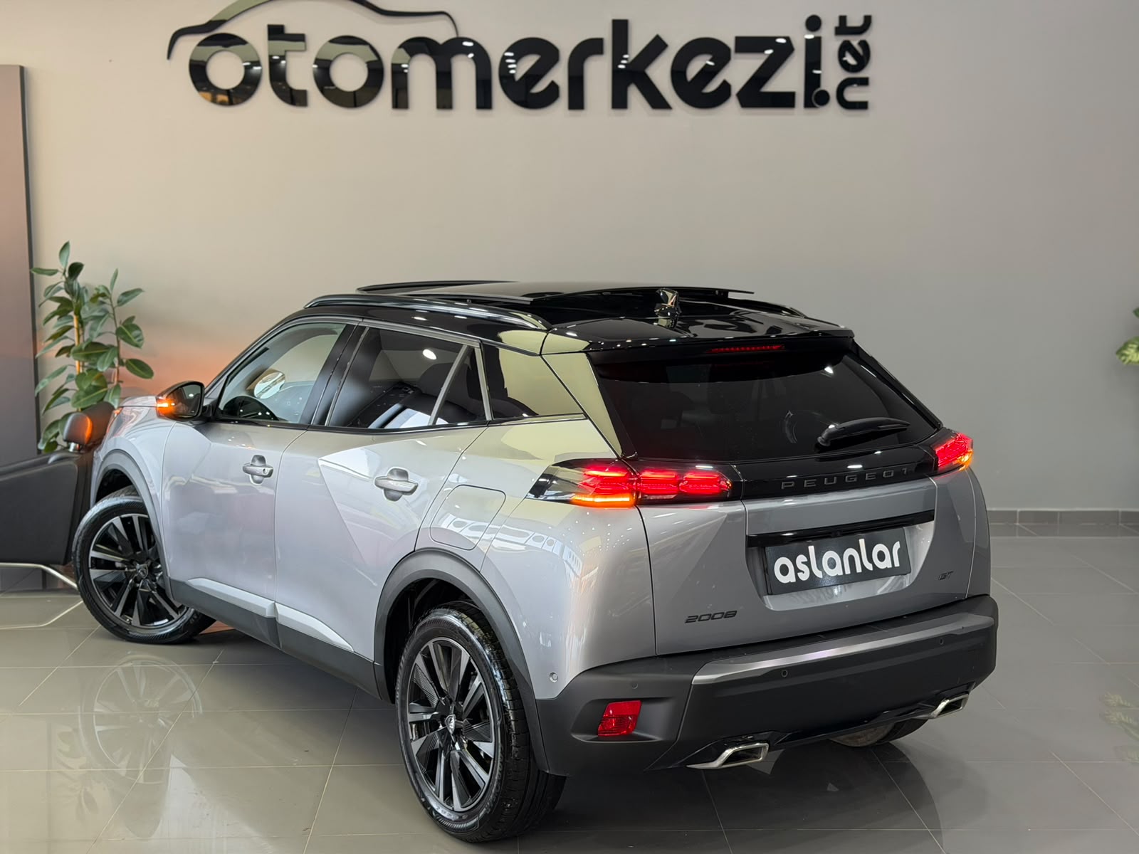 PEUGEOT 2008 8